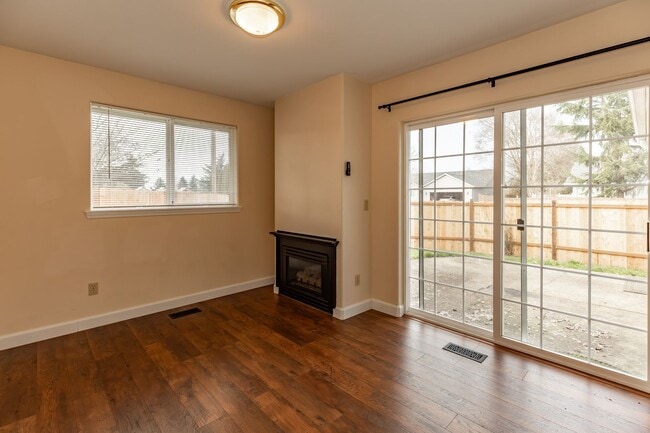 Building Photo - **MOVE IN SPECIAL!** Pet Friendly Charming 3 Bedroom Home with large office!