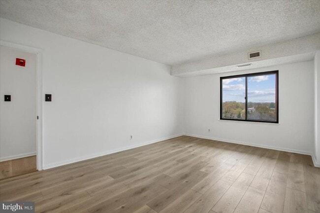 Building Photo - 3800 Powell Ln