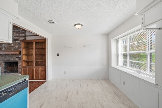 Building Photo - 122 White Cedar St