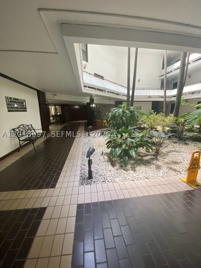 Building Photo - 13951 Kendale Lakes Dr