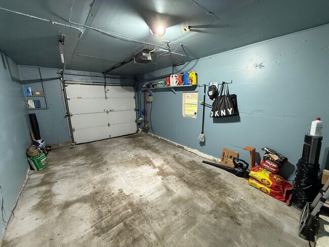 Building Photo - Beautiful 4 bed 2.5 Bath Bloomington SF Ho...