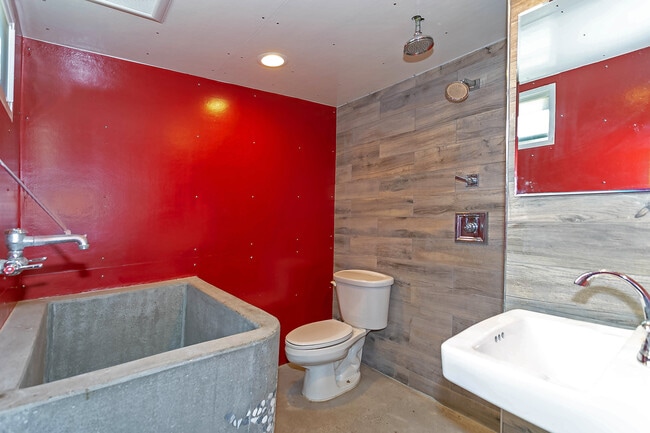 Japanese Style soaking Tub - 718 NE Dekum St