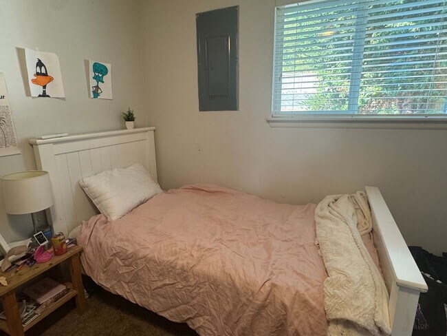 Building Photo - 3 Bed, 2 Bath in Anacortes WATER VIEW