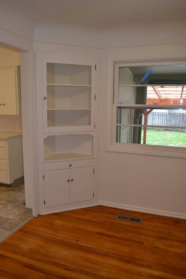 Building Photo - Quaint two-bedroom charmer in Northeast Salem