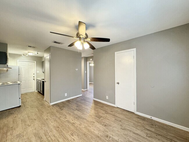 Building Photo - Sunshine Estates Completely Renovated Apar...