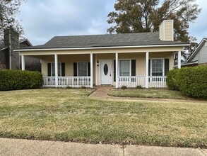 Building Photo - Stockwell Area! A Must See Today!