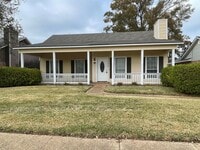 Building Photo - Stockwell Area! A Must See Today!