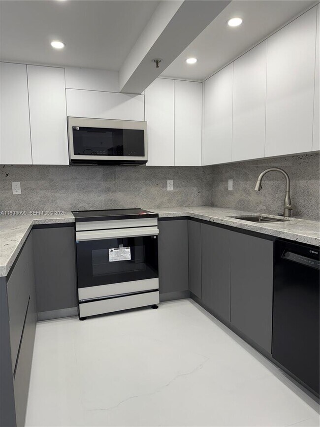 Building Photo - 210 174th St