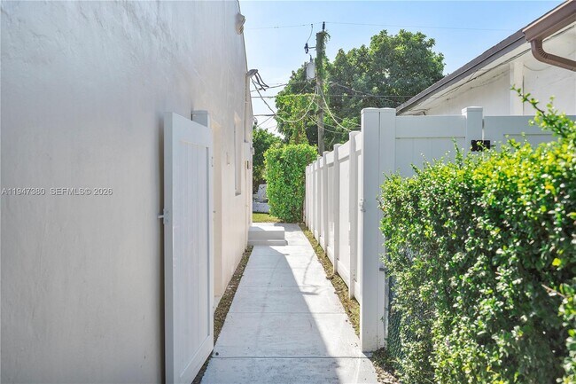 Building Photo - 2350 SW 26th St