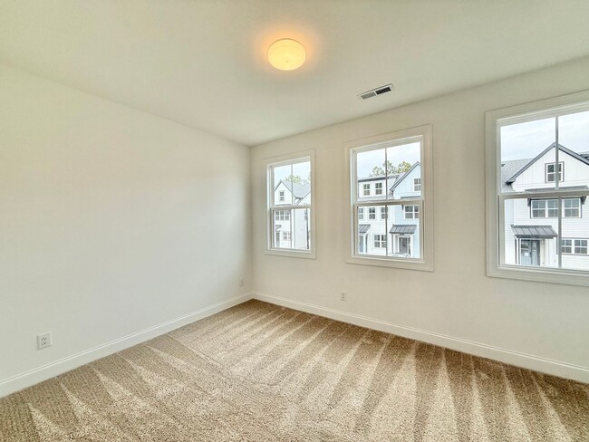Building Photo - **OFFERING 1/2 OFF FIRST MONTH'S RENT** Newly Built 4BD, 3.5BA End-Unit Raleigh Townhome in a Gre...