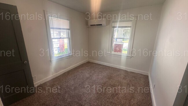 Building Photo - $825 - 2 bed 1 bath - Single Family Home