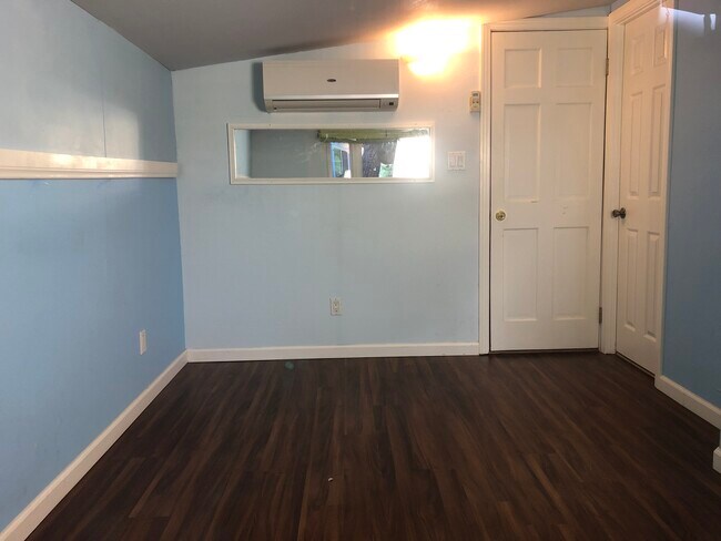 Small bedroom with AC and heat. New floo - 4201 Topanga Canyon Blvd
