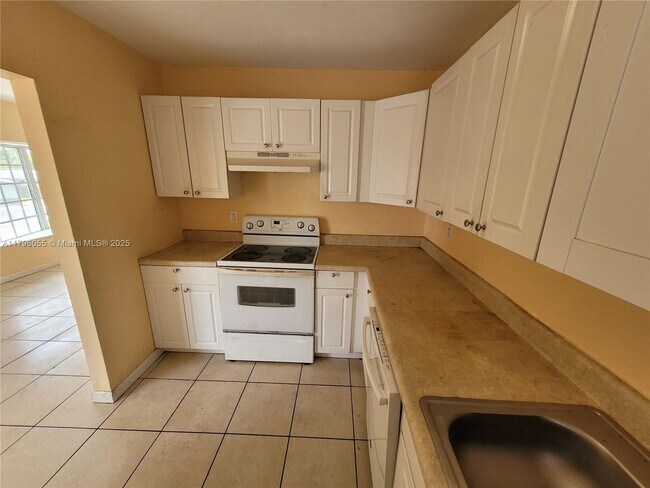 Building Photo - 5316 NW 18th Ct