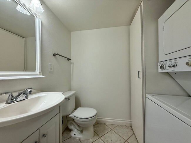 Building Photo - 2 Bedroom Townhome in Santee! Water/Sewer/...