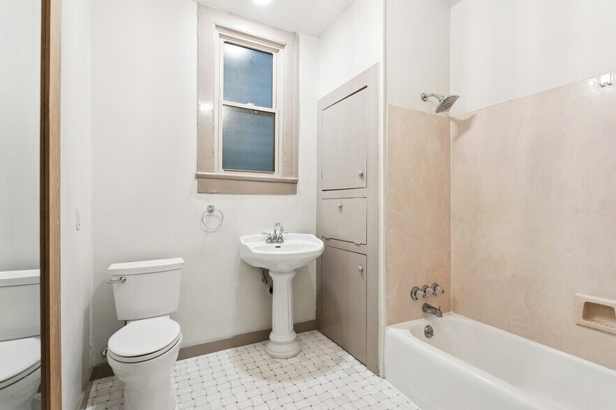 Building Photo - 1412 General Pershing St