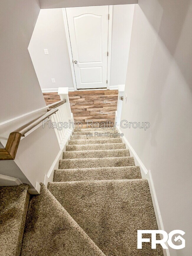 Building Photo - 491 Fallingbrook Dr
