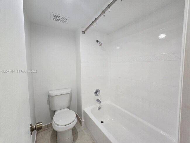 Building Photo - 310 Racquet Club Rd