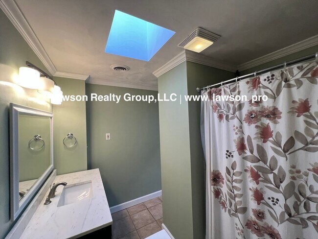 Building Photo - Charming Grandin Court House with Detached Garage and In Law Suite