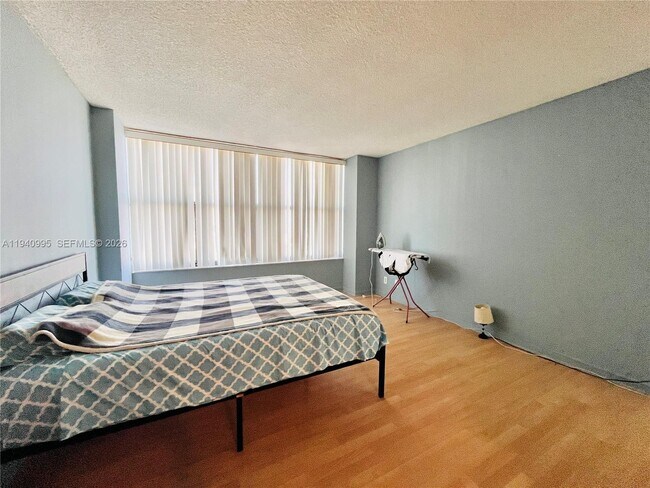 Building Photo - 2500 Parkview Dr