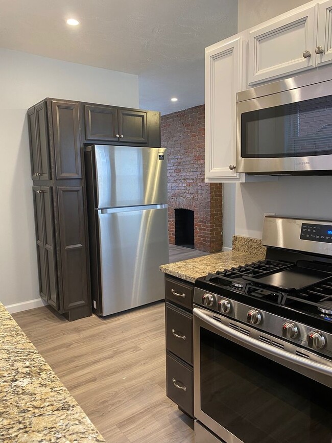 Building Photo - *Beautifully Updated 2BD/1BA Rowhouse for ...