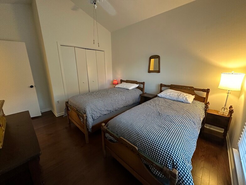 second bedroom - 3201 Gulfstream Ct