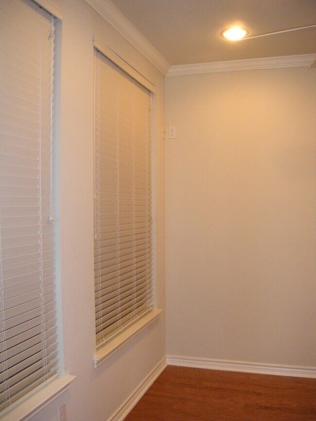 Building Photo - PRE-LEASE NORTH CAMPUS LUXURY 3 BEDROOM AUGUST