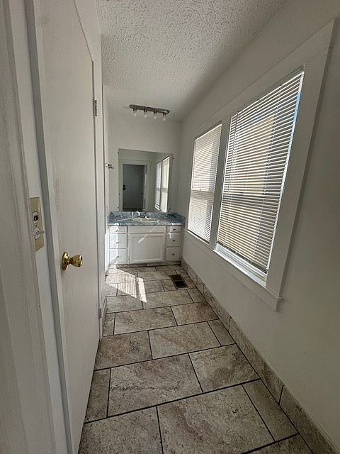Building Photo - Looking for a place with extra space and easy living?