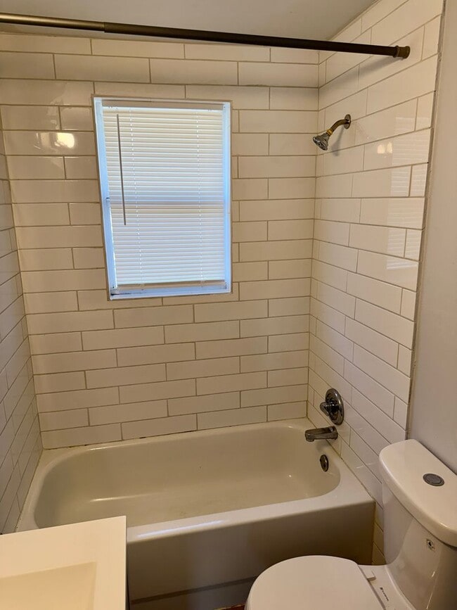 Building Photo - Fully Remodeled 2/1 in the heart of Tampa