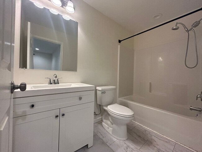 Building Photo - Charming 3 bedroom home located in the heart of Hampstead!