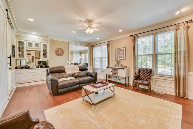 Building Photo - 211 Kestwick Dr W