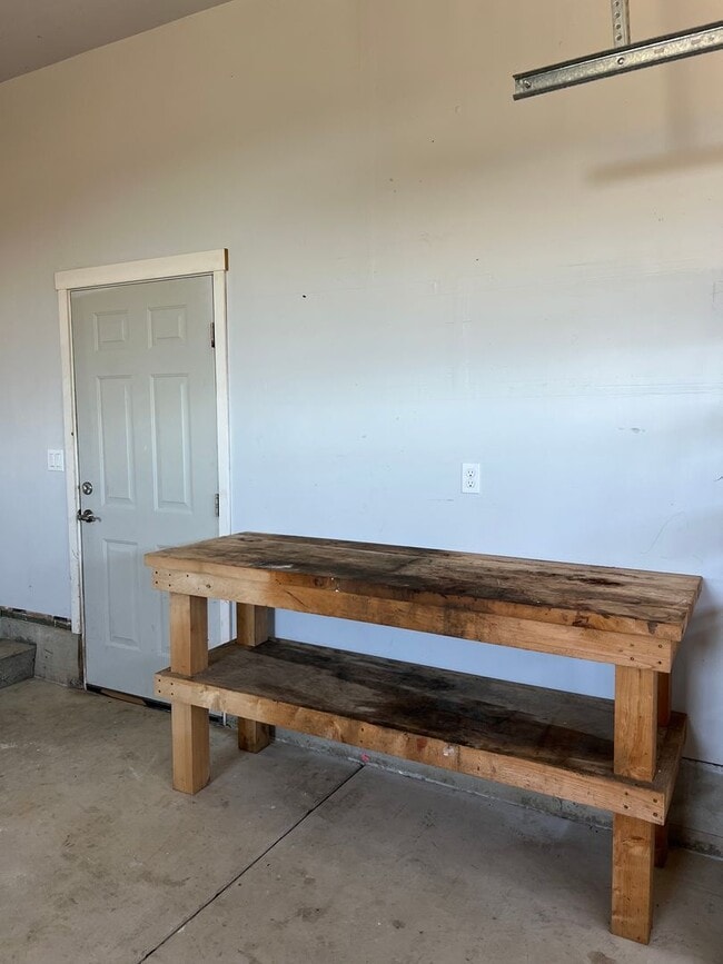 Building Photo - Beautiful Hilltop Country Home with Stunning Views