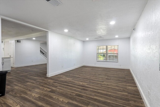 Building Photo - 122 NE Angus St