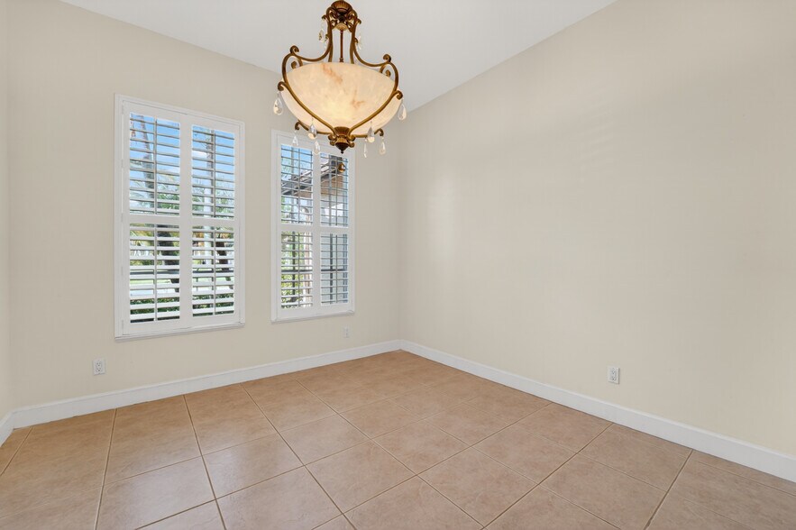 Building Photo - 854 SW Saint Tropez Ct