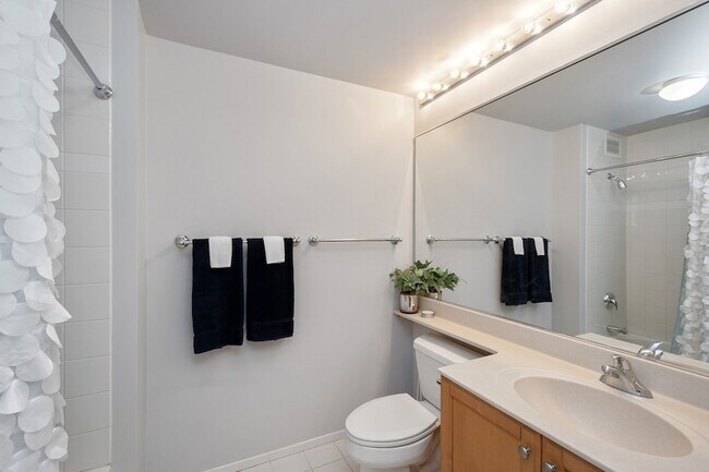 Building Photo - 400 N La Salle Dr