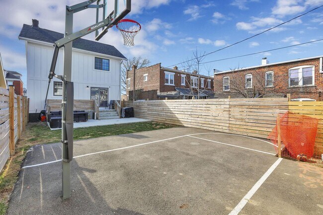 Building Photo - 1466 Hamlet St