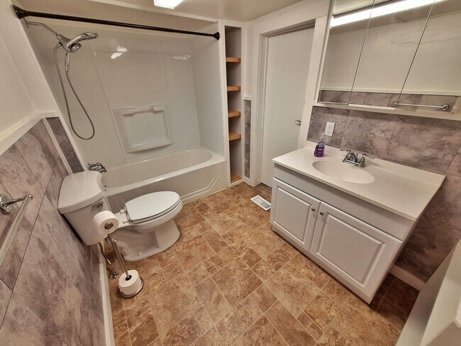 Building Photo - 4 plus bedroom on double lot