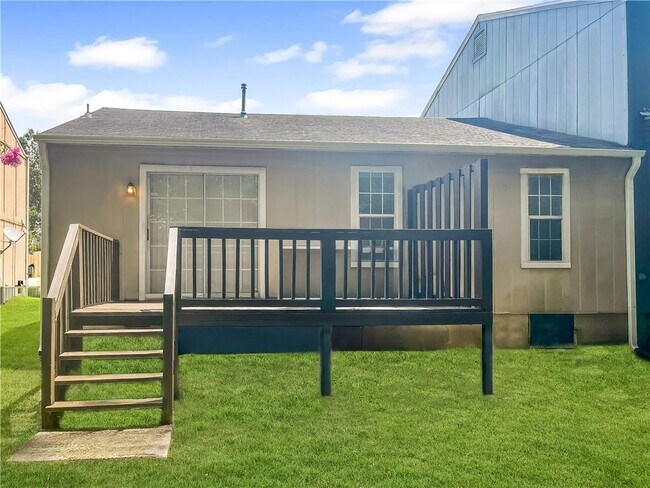 Building Photo - 2033 Charter Manor