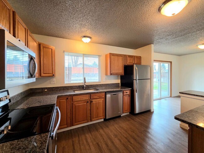 Building Photo - **Charming 3 Bedroom + Bonus, 2.5 Bath House for Rent in Desirable East Wenatchee**