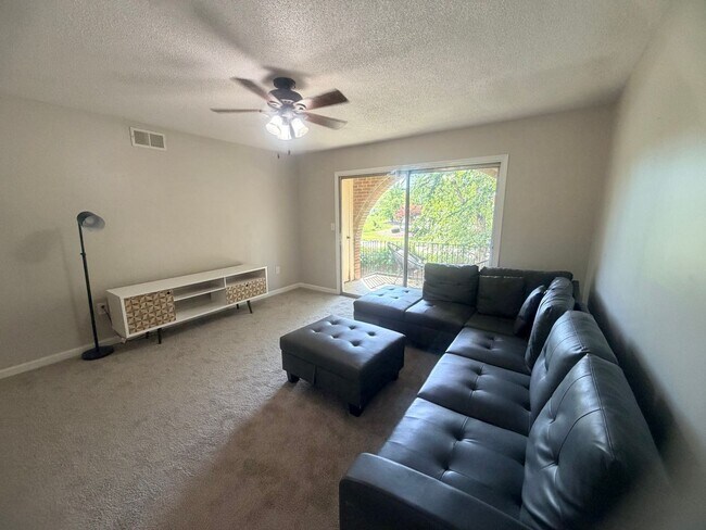 Building Photo - 5516 Lakeshore Dr