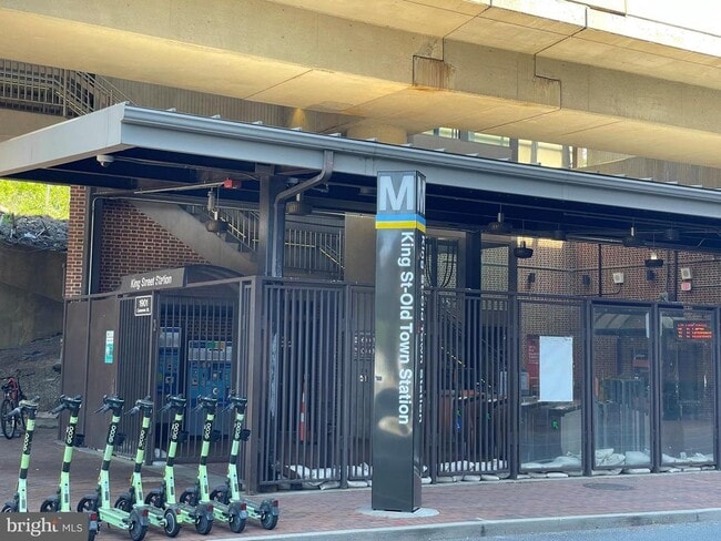 Building Photo - 19 Sunset Dr