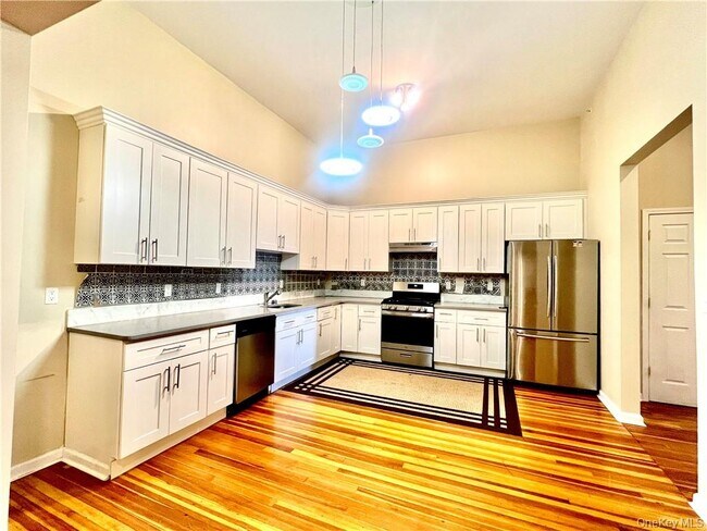 Primary Photo - 4 E Main St