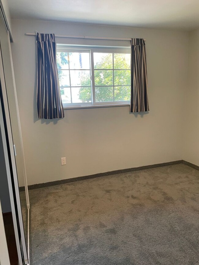 Building Photo - 2 BR/1.75 BA home in Edmonds