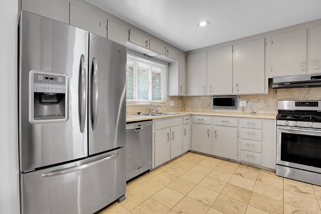 Building Photo - $3,000.00, 3 Bed, 3 Bath, Single Family Ho...