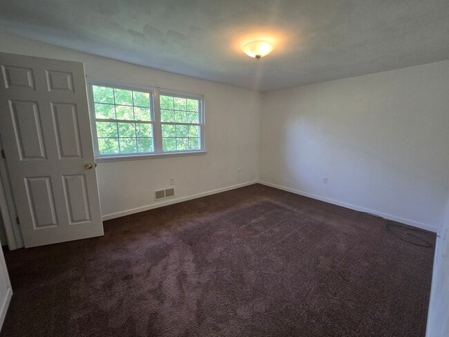 Building Photo - Beautiful three bedroom townhouse - Hempfi...