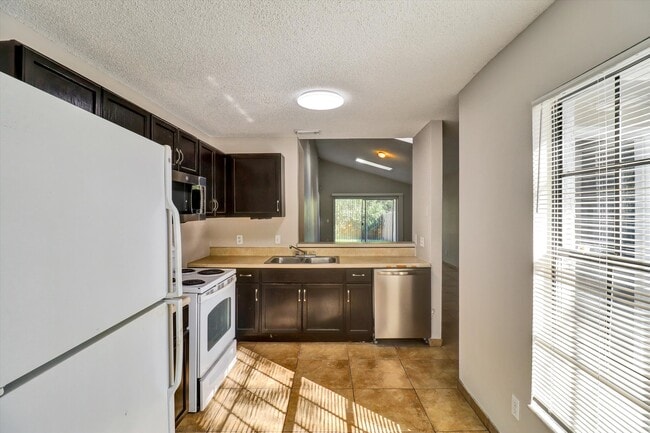 Building Photo - 521 Madrigal Ct