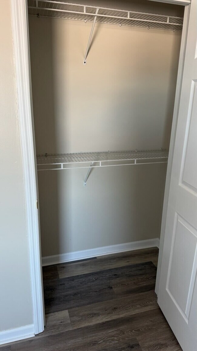 Building Photo - Beautiful 3 Bedroom Apartment