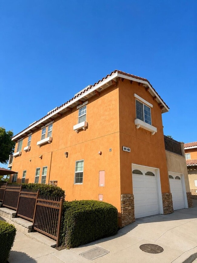 Building Photo - Beautiful 2 bed 2 1/2 bath Condo in Redlands, Ca.