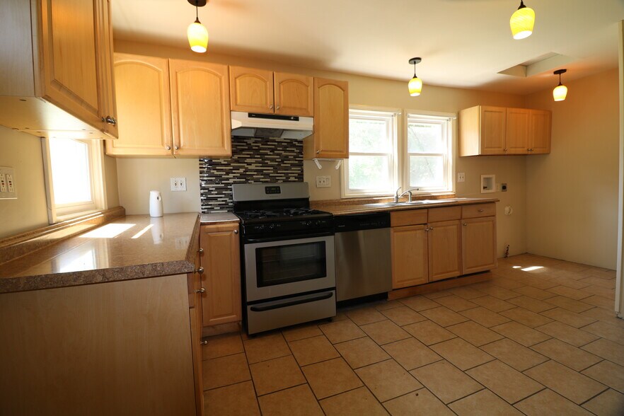 Building Photo - 1319 E 12th St