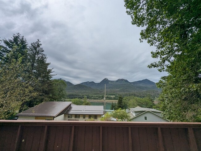 Building Photo - 2 bed/2.5 bath single family home w/ bonus...
