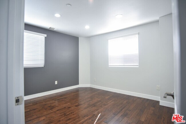 Building Photo - 2114 1/2 Ridgeley Dr